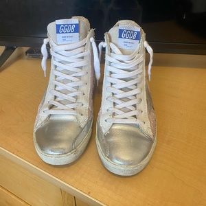 Barely worn, like new condition. Perfect staple to any outfit!!